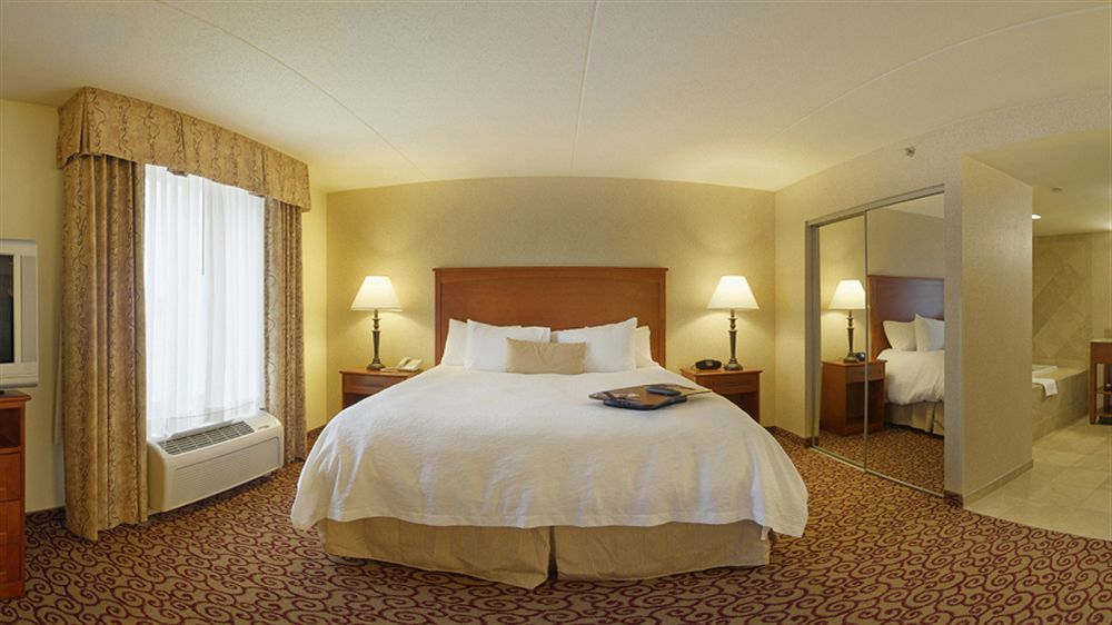 Hampton Inn Dubuque Exteriör bild