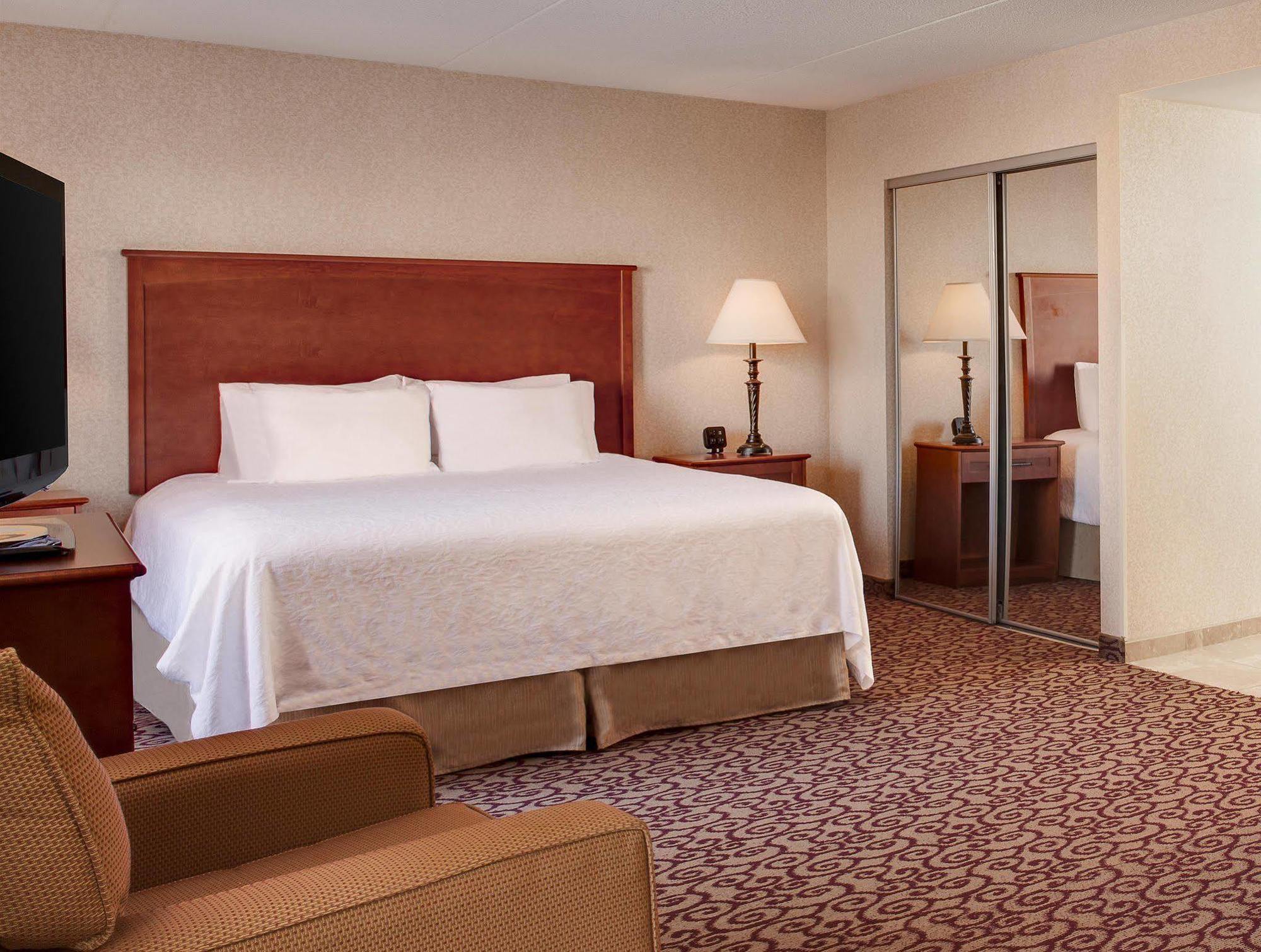 Hampton Inn Dubuque Exteriör bild