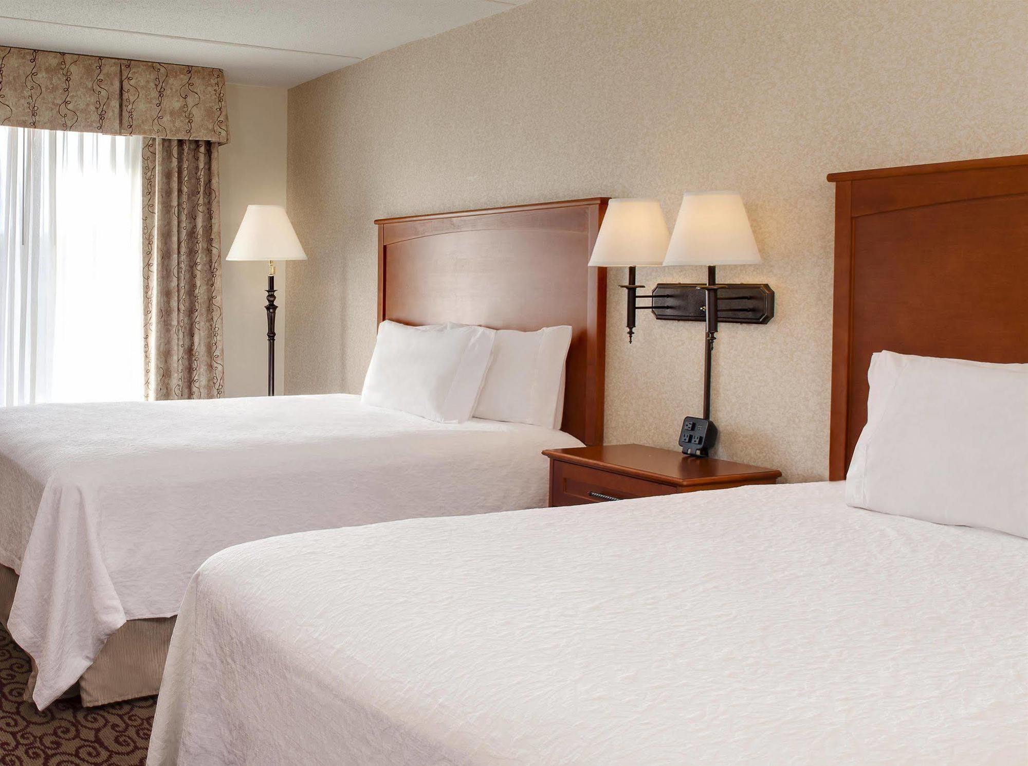 Hampton Inn Dubuque Exteriör bild
